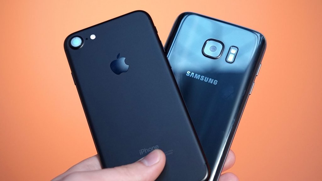 Why people prefer Samsung Galaxy S7 as compared to iPhone 7? find out the main difference